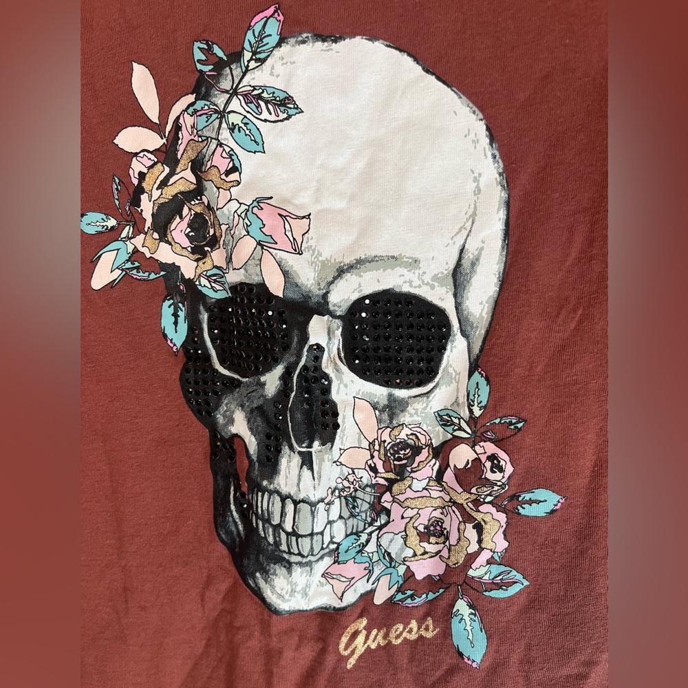 Guess fitted T-shirt size L white skull with rhinestones and flowers mauve pink